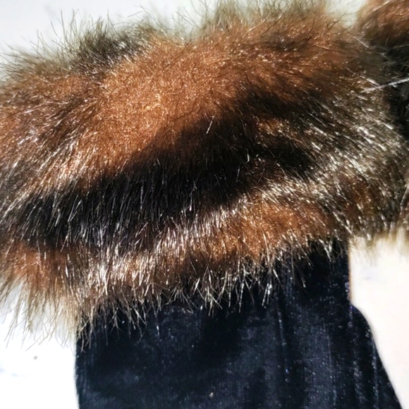 Women's black faux fur and faux velvet gloves - Picture 2 of 5